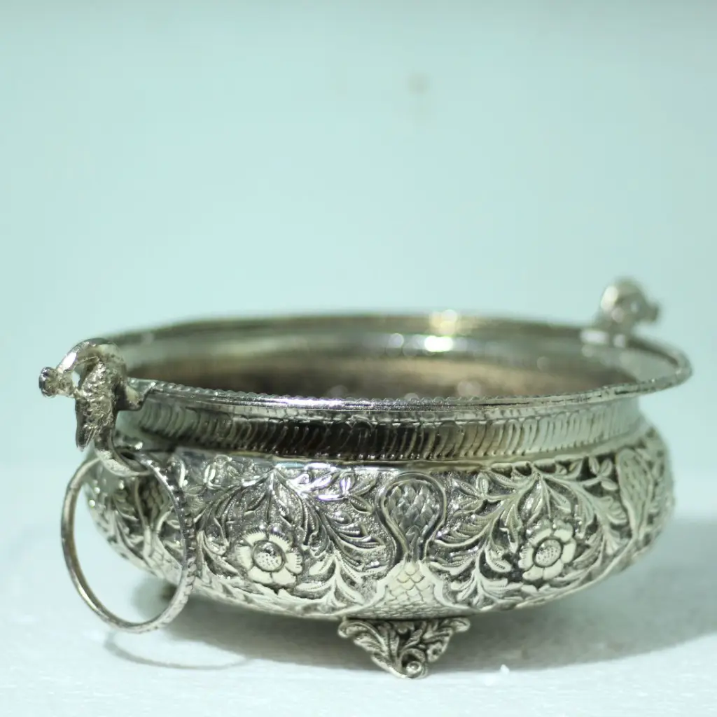 viharkriti Brass Urli img 2.webp