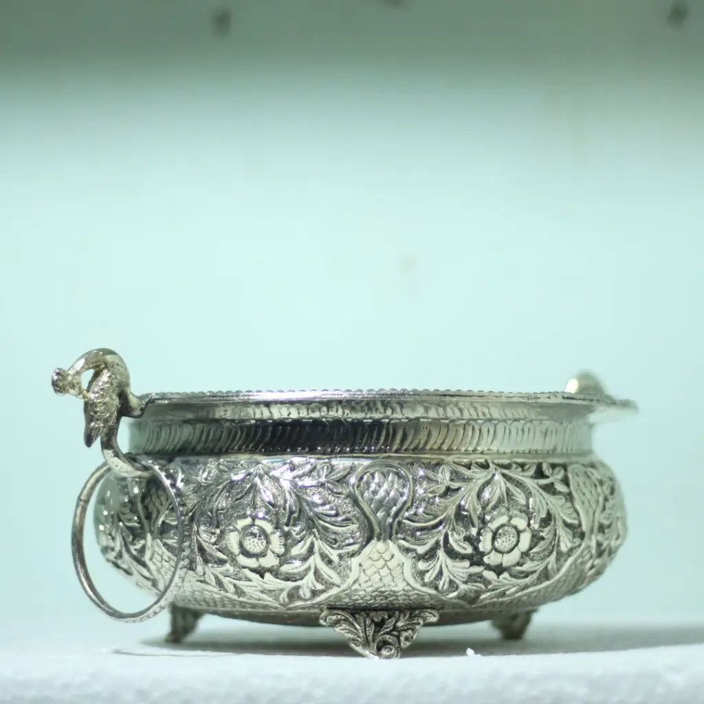 viharkriti Brass Urli img 4.webp